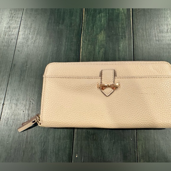 Anne Klein beige pebbled faux leather zip-around wallet gold-tone bow accent - Picture 2 of 9